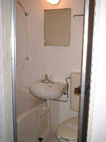 バス・シャワールーム　お掃除がしやすい洗面台付き３点ユニットです☆