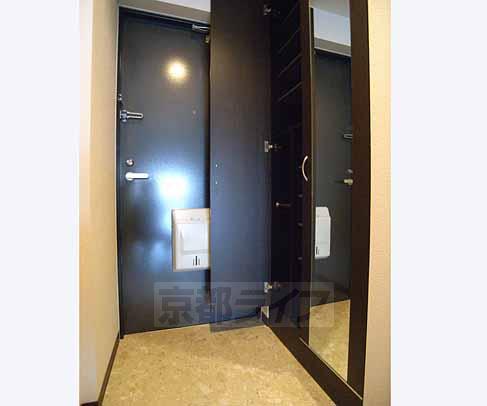 玄関　大きなシューズボックス。姿鏡が嬉しいですね。