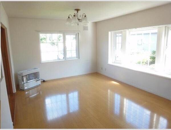 居室・リビング　明るい居間で気持ちまで明るくなりますね！