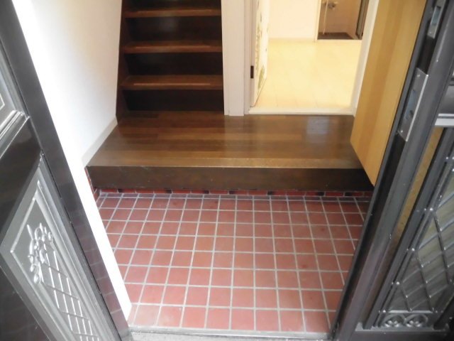 玄関　右側にシューズボックスがあります