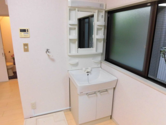 洗面設備　キッチン後ろの独立洗面台