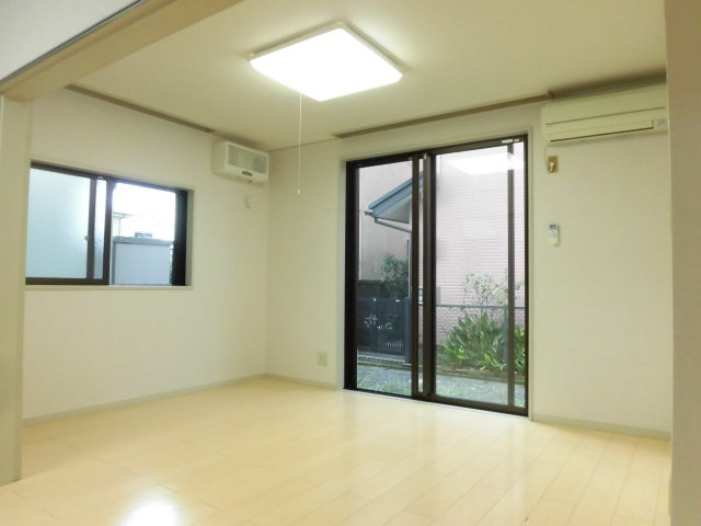 居室・リビング　防音工事済、エアコン・ロスナイ設置済み