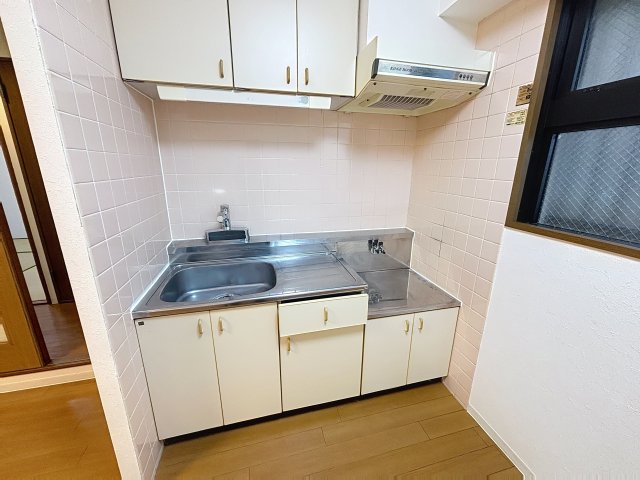 キッチン　写真は建物の１室となります。仕様が異なる場合には現況優先とさ