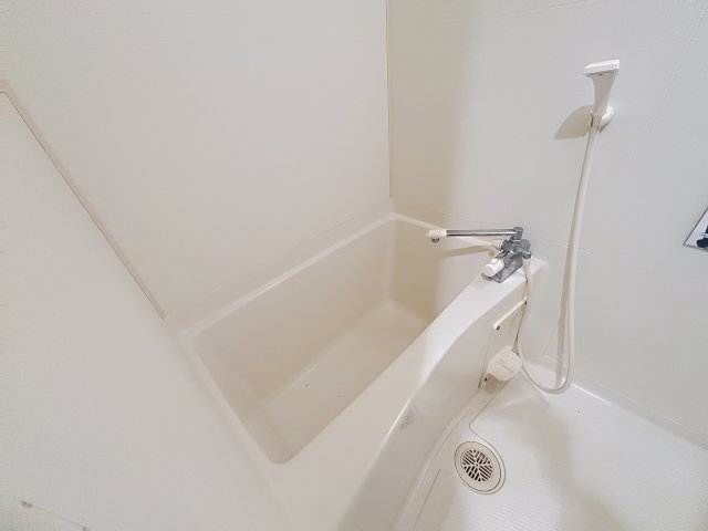 バス・シャワールーム　写真は建物の１室となります。仕様が異なる場合には現況優先とさ