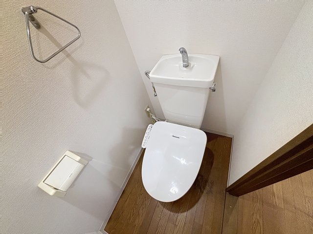 トイレ　写真は建物の１室となります。仕様が異なる場合には現況優先とさ