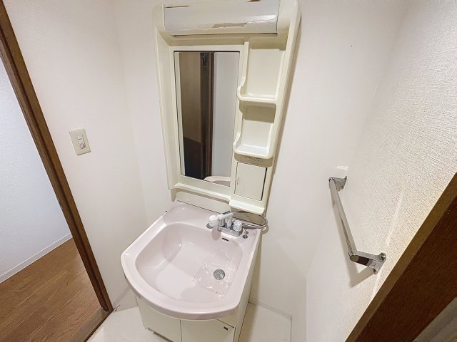 洗面設備　写真は建物の１室となります。仕様が異なる場合には現況優先とさ