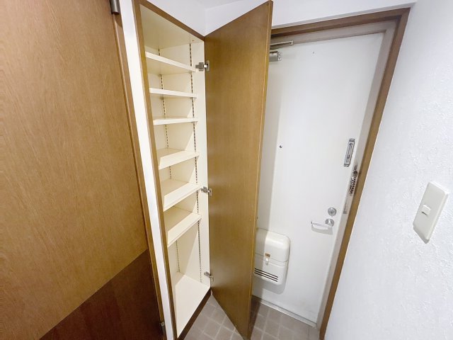 収納　写真は建物の１室となります。仕様が異なる場合には現況優先とさ