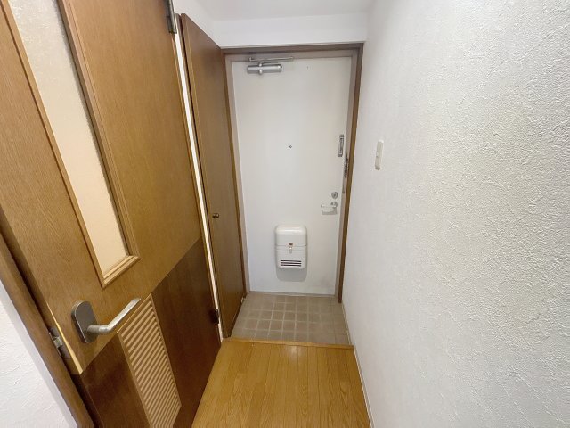 玄関　写真は建物の１室となります。仕様が異なる場合には現況優先とさ