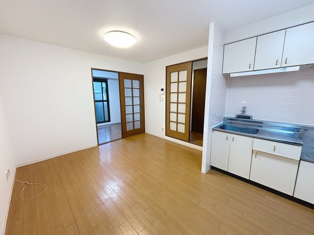 居室・リビング　写真は建物の１室となります。仕様が異なる場合には現況優先とさ