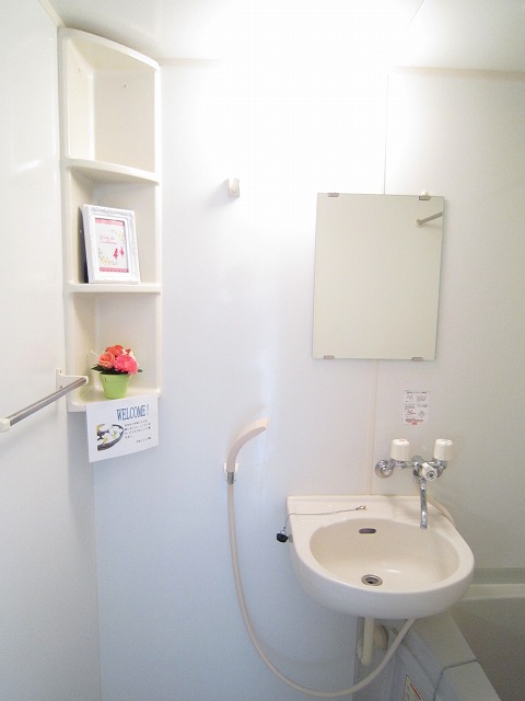 洗面設備　●洗面スペースに便利なキャビネット付き！