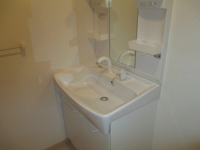 洗面設備　女性に嬉しい朝シャンのできるドレッサーです