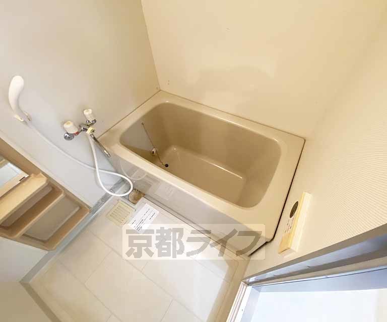 バス・シャワールーム　鏡の付いた便利なお風呂