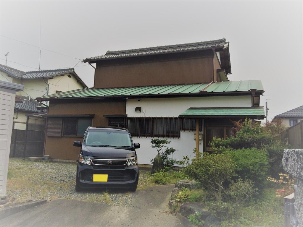 建物外観　道路側より玄関を望む