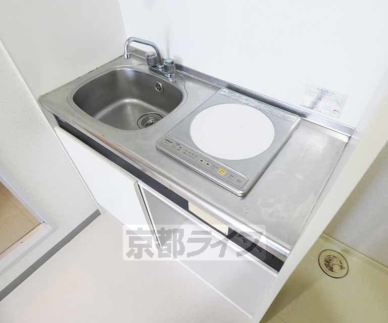 キッチン　電化コンロ付きのキッチン