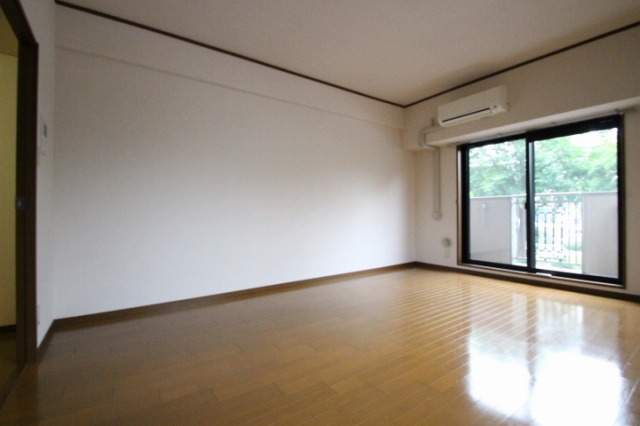 居室・リビング　同物件、別号室のものです。