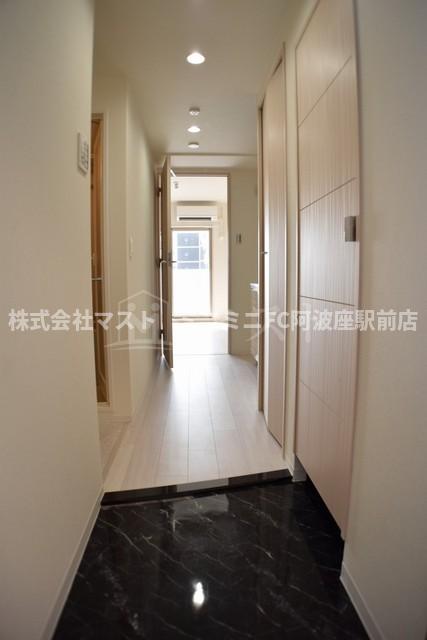 玄関　フロアーによってカラーが異なります。