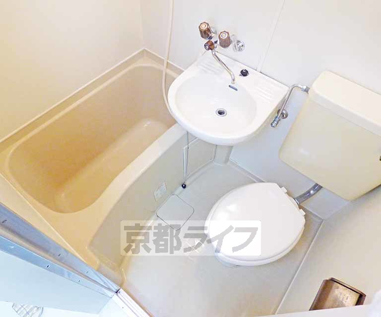 バス・シャワールーム　広々とした浴室です。