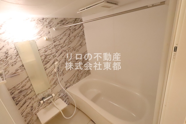 バス・シャワールーム　腰掛けられる浴槽です（他号室の写真です）