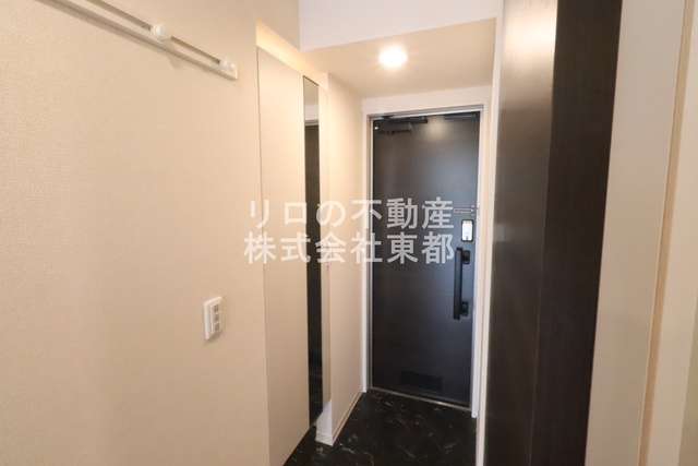 玄関　姿見付きの大型シューズボックスでお出かけ前にチェックできます