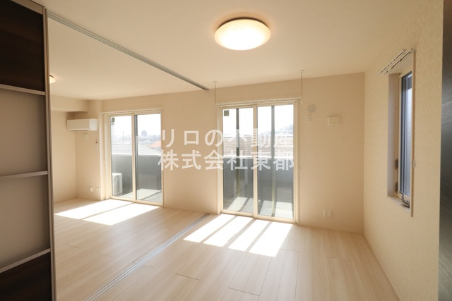 その他部屋・スペース　※他号室写真のため腰窓はありません。