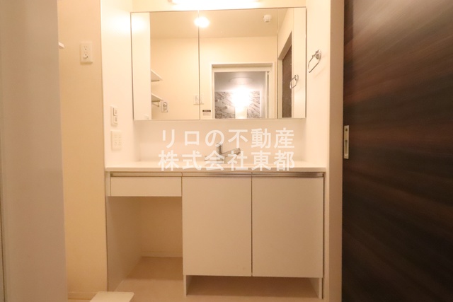 洗面設備　化粧台スペースに鏡に収納が付いた洗面台です☆