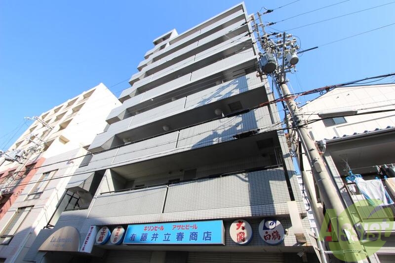 建物外観　白く高くそびえ建つシャープな外観