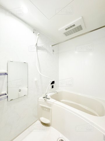 バス・シャワールーム　追い焚き・浴室乾燥機付きのお風呂です♪