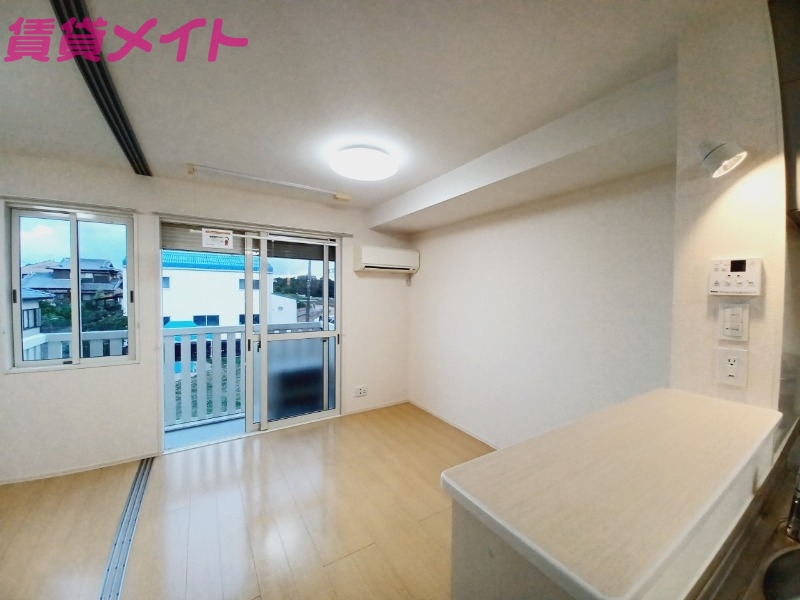 居室・リビング　同物件別室反転タイプ画像