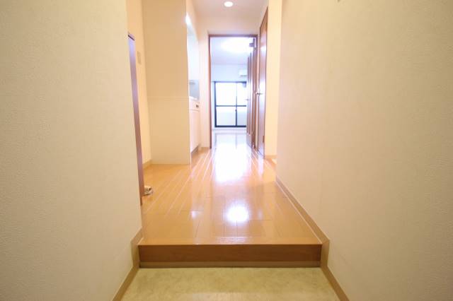 玄関　玄関からのお部屋の雰囲気です。