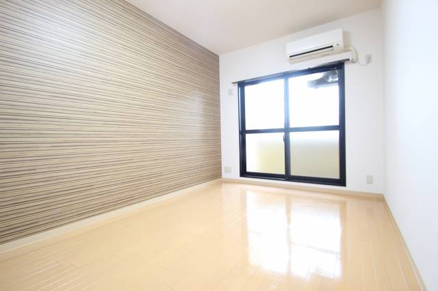 居室・リビング　壁紙がお洒落な明るいお部屋です。