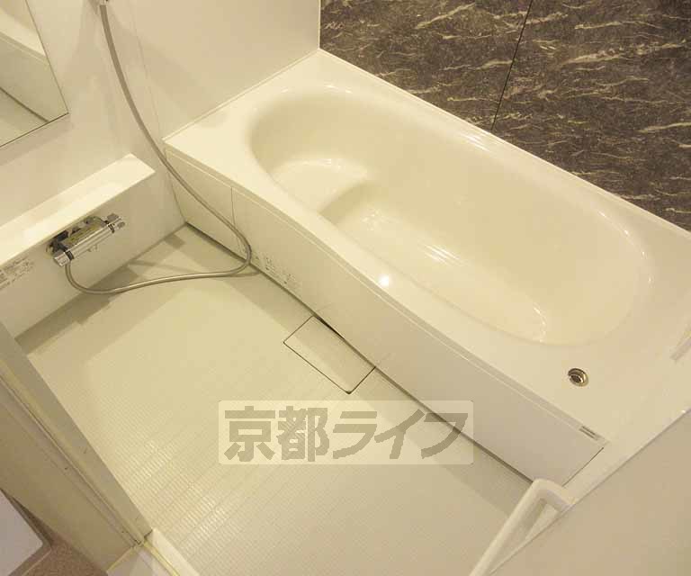 バス・シャワールーム　１坪サイズの広々お風呂です！