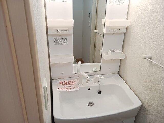 洗面設備　明るい洗面所です