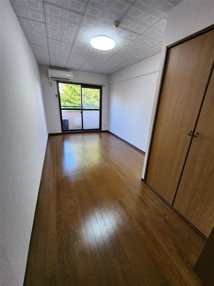 居室・リビング　※他号室の写真です