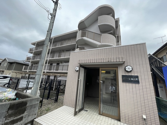 エントランス　自動販売機もあるのでいつでもお飲み物を購入できますよ☆