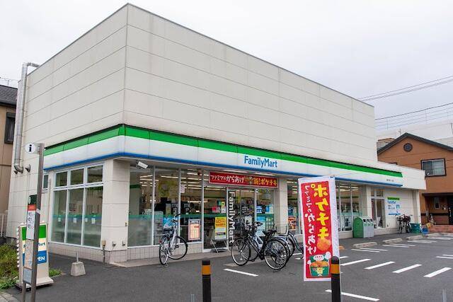 コンビニ　ファミリーマート西新井栄町一丁目店（コンビニ）まで370m