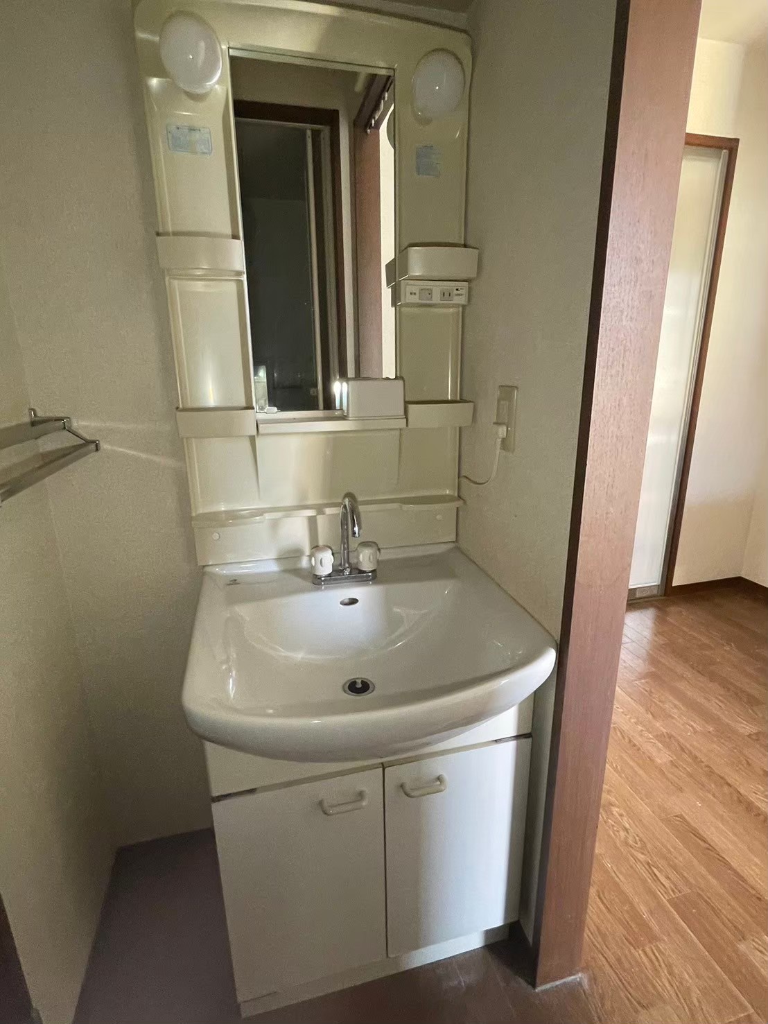 洗面設備　同物件他部屋の写真です