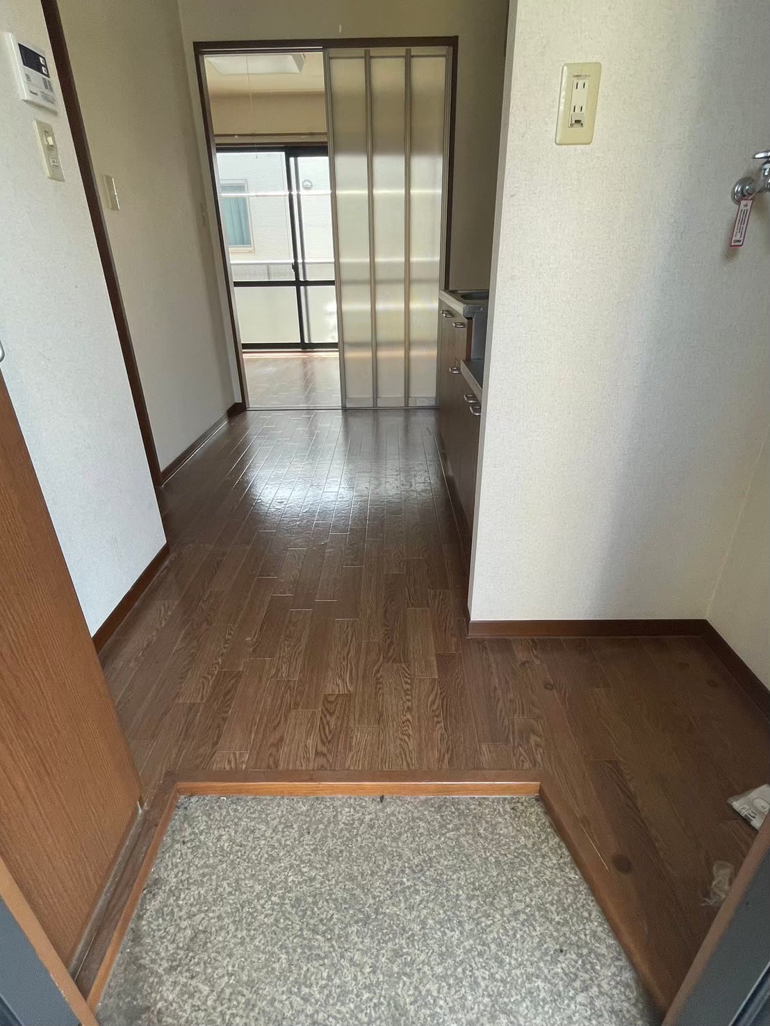 玄関　同物件他部屋の写真です