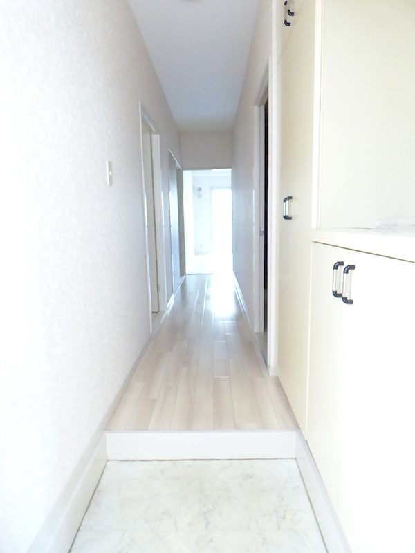 玄関　玄関横にも週のスペース充実！