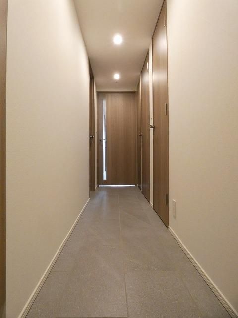 玄関　写真は同タイプ住居です。