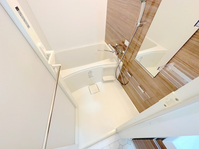 バス・シャワールーム　広めのお風呂は一日の疲れを癒してくれます。