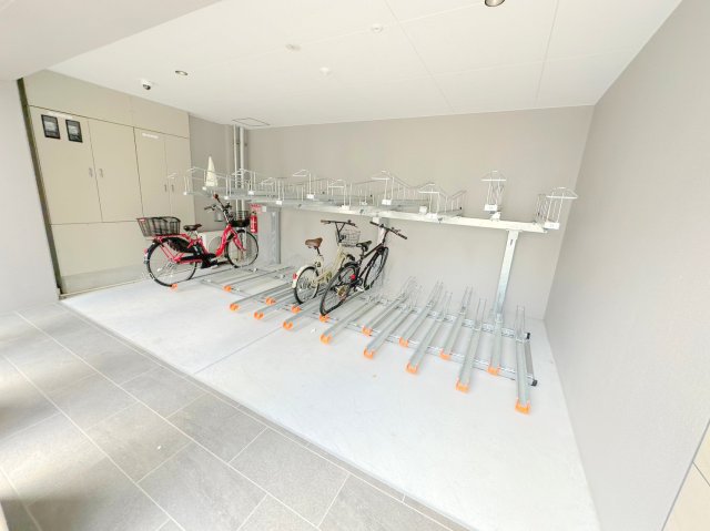 駐車場　敷地内にある駐輪場。雨の日にはうれしい屋根つきです。