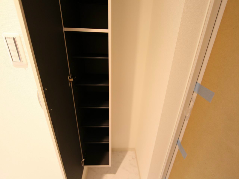 玄関　玄関　シューズボックス付（収納充実してます）