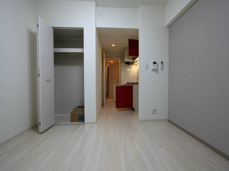 居室・リビング　洋室8.2帖　クローゼット付（収納充実してます）