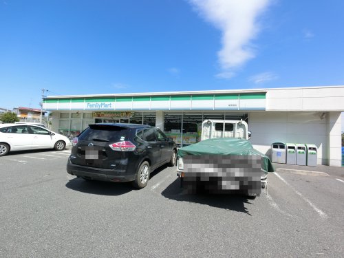 コンビニ　ファミリーマート栄安食店（コンビニ）まで746m