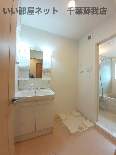 洗面設備　明るい洗面所です