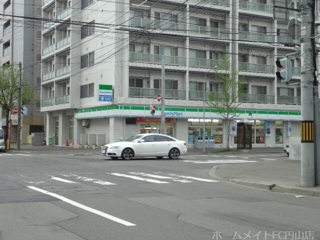 コンビニ　ファミリーマート札幌北3条店（コンビニ）まで128m