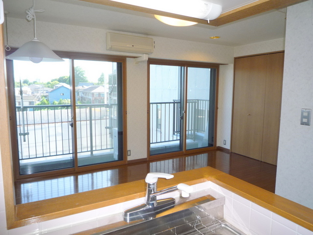 居室・リビング　★窓が多く明るいリビング★