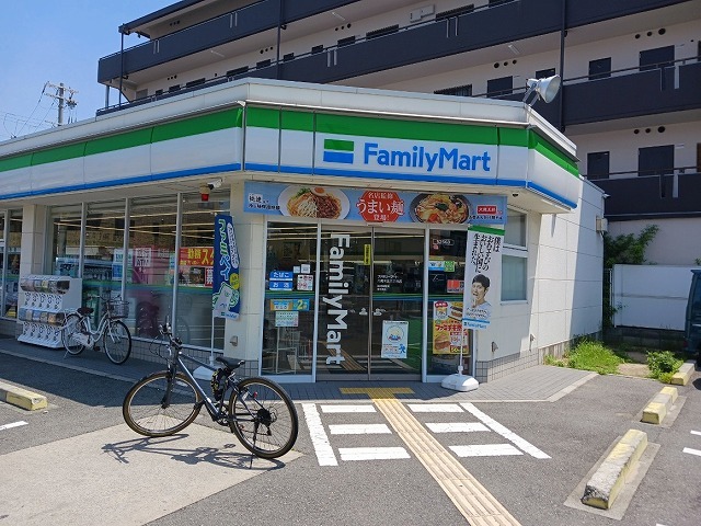 コンビニ　ファミリーマート八尾木北六丁目（コンビニ）まで560m