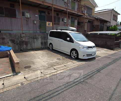 駐車場　建物の前は駐車場です。
