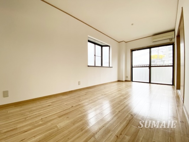 居室・リビング　角部屋、出窓のあるリビング☆